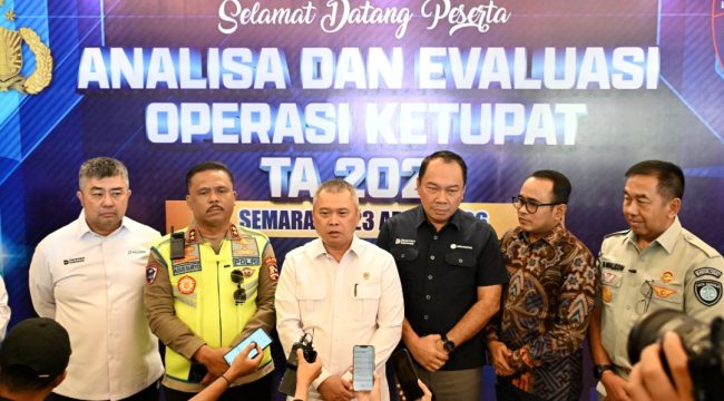 Menhub Dudy (tengah) di Semarang