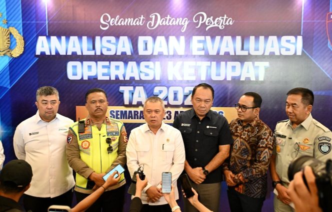 
 Menhub Dudy (tengah) di Semarang