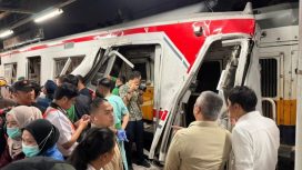 Menhub Dudy saat meninjau kecelakaan KRL-KAJJ di Stasiun Bekasi Timur
