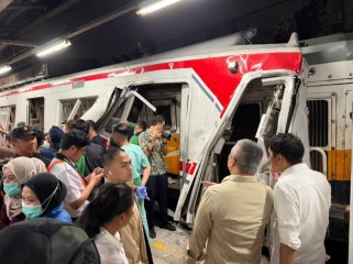 Menhub Dudy saat meninjau kecelakaan KRL-KAJJ di Stasiun Bekasi Timur