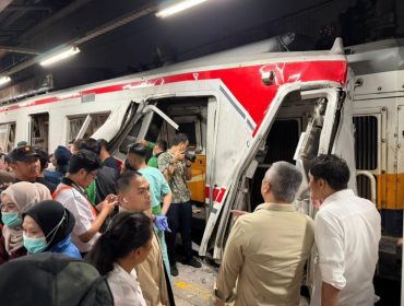 Menhub Dudy saat meninjau kecelakaan KRL-KAJJ di Stasiun Bekasi Timur