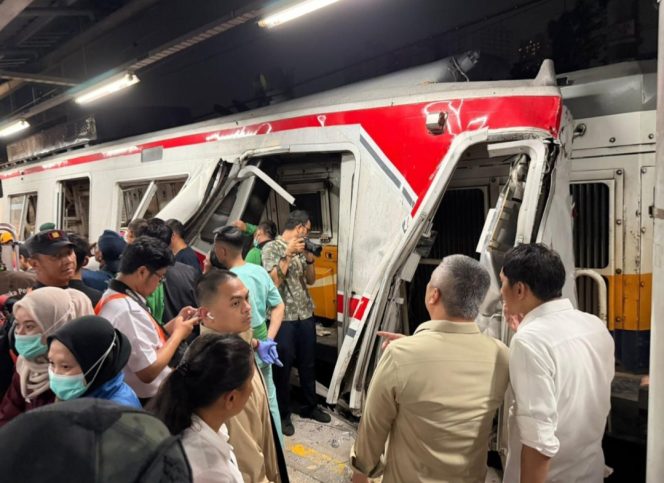 
 Menhub Dudy saat meninjau kecelakaan KRL-KAJJ di Stasiun Bekasi Timur