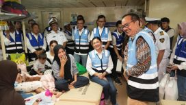 Dirut PELNI didampingi jajaran saat sapa penumpang kapal beberapa waktu lalu