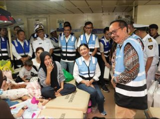 Dirut PELNI didampingi jajaran saat sapa penumpang kapal beberapa waktu lalu