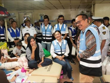 Dirut PELNI didampingi jajaran saat sapa penumpang kapal beberapa waktu lalu