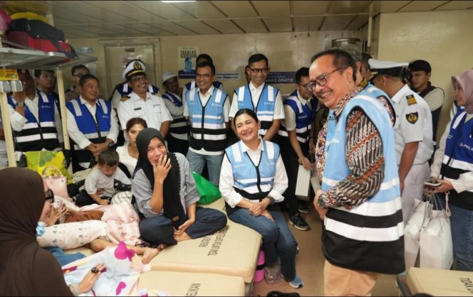 
 Dirut PELNI didampingi jajaran saat sapa penumpang kapal beberapa waktu lalu