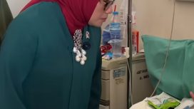 Menteri PPPA saat menjenguk korban kecelakaan KRL-KAJJ