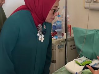 Menteri PPPA saat menjenguk korban kecelakaan KRL-KAJJ