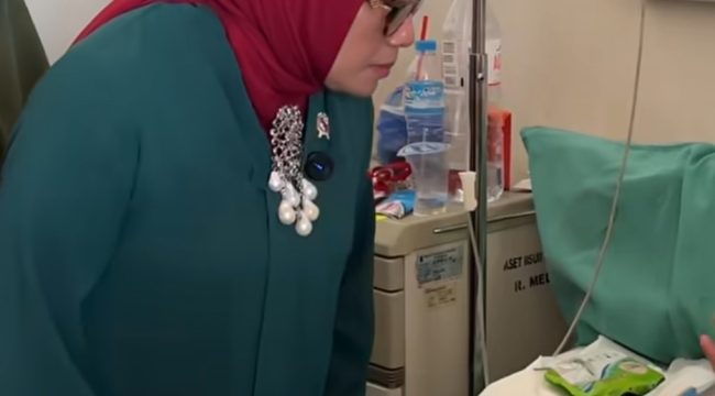 Menteri PPPA saat menjenguk korban kecelakaan KRL-KAJJ