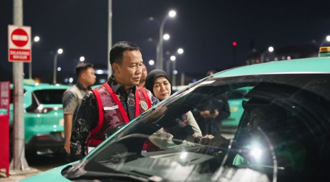 Dirjen Aan saat Sidak di Poll Taksi Green SM di Bekasi