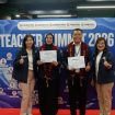 Prosesi apresiasi guru terbaik dengan pengalungan secara simbolis yang diberikan langsung oleh Direktur FIFGROUP, Esther Sri Harjati (kanan) dan Direktur FIFGROUP, Santi kepada dua perwakilan guru di Teacher Summit pada Selasa, 28 April 2026.foto istimewa/FIFGROUP 