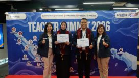 Prosesi apresiasi guru terbaik dengan pengalungan secara simbolis yang diberikan langsung oleh Direktur FIFGROUP, Esther Sri Harjati (kanan) dan Direktur FIFGROUP, Santi kepada dua perwakilan guru di Teacher Summit pada Selasa, 28 April 2026.foto istimewa/FIFGROUP 