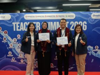 Prosesi apresiasi guru terbaik dengan pengalungan secara simbolis yang diberikan langsung oleh Direktur FIFGROUP, Esther Sri Harjati (kanan) dan Direktur FIFGROUP, Santi kepada dua perwakilan guru di Teacher Summit pada Selasa, 28 April 2026.foto istimewa/FIFGROUP 