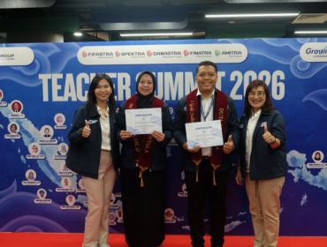 Prosesi apresiasi guru terbaik dengan pengalungan secara simbolis yang diberikan langsung oleh Direktur FIFGROUP, Esther Sri Harjati (kanan) dan Direktur FIFGROUP, Santi kepada dua perwakilan guru di Teacher Summit pada Selasa, 28 April 2026.foto istimewa/FIFGROUP 