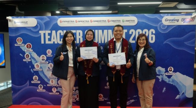 Prosesi apresiasi guru terbaik dengan pengalungan secara simbolis yang diberikan langsung oleh Direktur FIFGROUP, Esther Sri Harjati (kanan) dan Direktur FIFGROUP, Santi kepada dua perwakilan guru di Teacher Summit pada Selasa, 28 April 2026.foto istimewa/FIFGROUP 