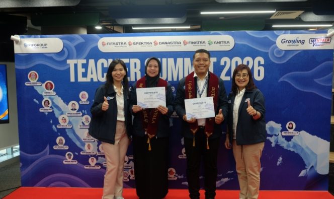 
 Prosesi apresiasi guru terbaik dengan pengalungan secara simbolis yang diberikan langsung oleh Direktur FIFGROUP, Esther Sri Harjati (kanan) dan Direktur FIFGROUP, Santi kepada dua perwakilan guru di Teacher Summit pada Selasa, 28 April 2026.foto istimewa/FIFGROUP 