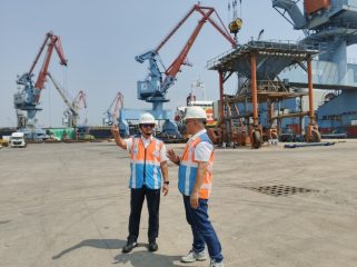 Dirkom PTP Nonpetikemas dan Branch Manager Cabang Priok di Dermaga Tanjung Priok