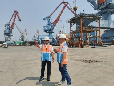 Dirkom PTP Nonpetikemas dan Branch Manager Cabang Priok di Dermaga Tanjung Priok