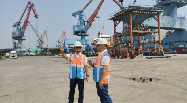 Dirkom PTP Nonpetikemas dan Branch Manager Cabang Priok di Dermaga Tanjung Priok
