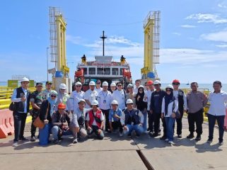 Masyakat sekitar dilibatkan dalam peningkatan kapaaitas dermaga di Bajoe