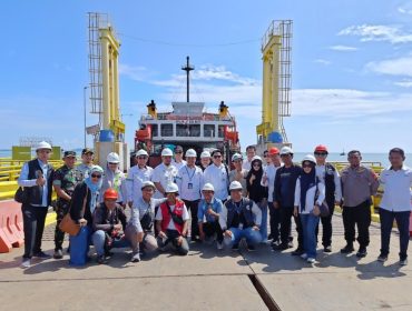 Masyakat sekitar dilibatkan dalam peningkatan kapaaitas dermaga di Bajoe