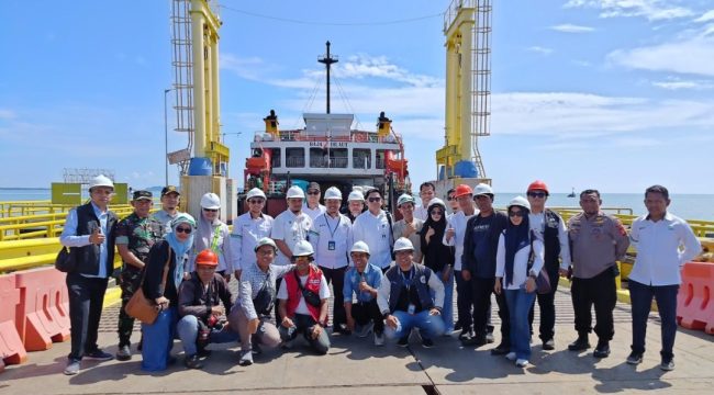 Masyakat sekitar dilibatkan dalam peningkatan kapaaitas dermaga di Bajoe