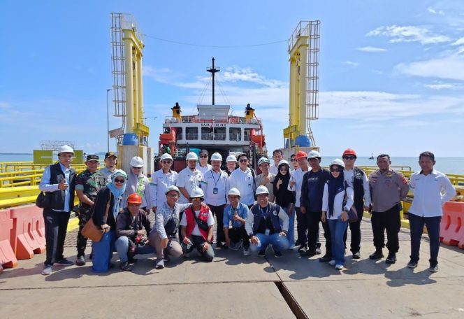 
 Masyakat sekitar dilibatkan dalam peningkatan kapaaitas dermaga di Bajoe