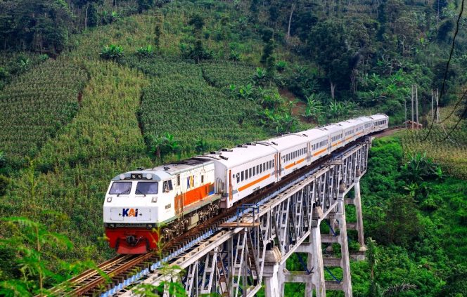 
 Weekend Naik Kereta Api: Duduk Santai, Ngobrol Bareng, Nikmati Pemandangan Sepanjang Perjalanan