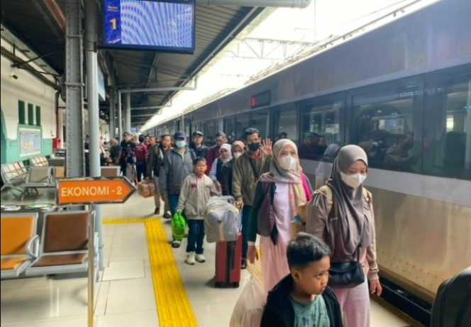 
 Puncak Arus Balik Paskah, Lebih 44 Ribu Penumpang Tiba di Jakarta