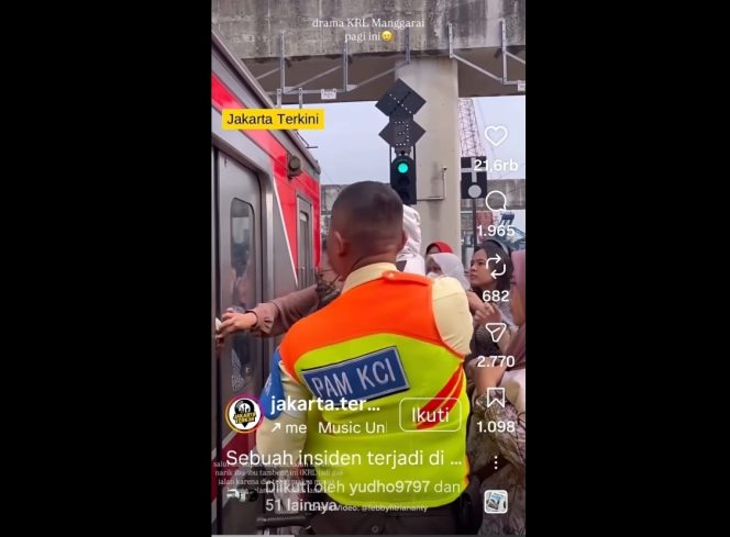 
 Petugas Keamanan Manggarai Viral Usai Tindak Tegas Penumpang Paksa Naik KRL