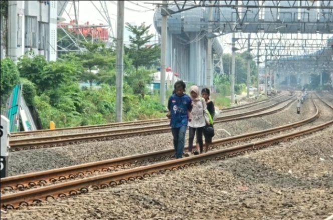
 Jalan Rel Bukan Jalan Pintas: KAI Tegaskan Bahaya Fatal dan Ancaman Sanksi Hukum