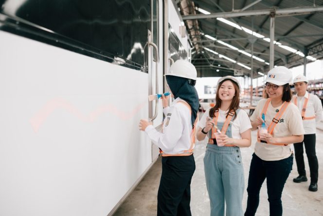 
 Rayakan Hari Kartini, KAI dan Kementerian Ekonomi Kreatif Hadirkan Karya Seni di Kereta Api Bersama Erika Richardo