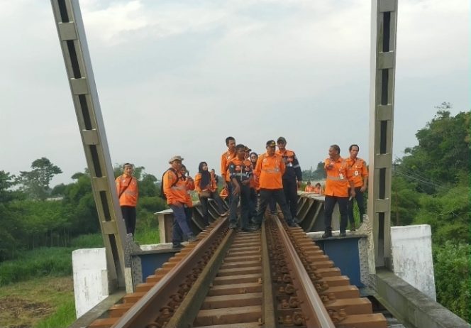 
 KAI Daop 7 Madiun Rutin Lakukan Pengecekan Sarana dan Prasarana melalui Lori Dresin Demi Keandalan Perjalanan KA