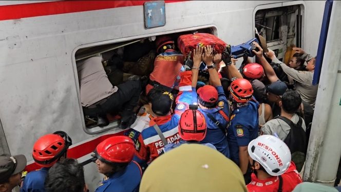 
 KRL dan Kereta Jarak Jauh Tabrakan di Stasiun Bekasi Timur, Evakuasi Penumpang Berlangsung