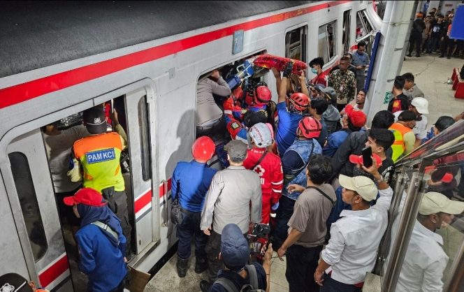 
 KAI Sampaikan Duka Mendalam, Pastikan Korban Kecelakaan Kereta di Bekasi Timur Tertangani hingga Siagakan Posko Informasi