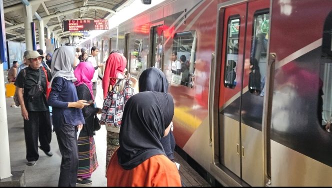 
 Evakuasi KRL di Bekasi Timur Masih Berlangsung, Layanan ke Cikarang Ditargetkan Beroperasi Rabu Siang