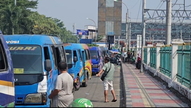
 KRL Tak Sampai Cikarang, Penumpang Terpaksa Lanjut Naik Elf dari Bekasi