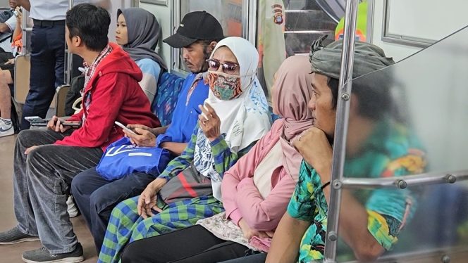 
 Penumpang Kembali Padati KRL Lintas Cikarang, Suasana Hening Saat Lintasi Bekasi Timur
