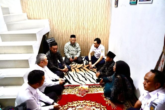 
 Menhub dan Dirut KAI Bobby Takziah ke Rumah Korban, Duka Masih Menyelimuti Pascakecelakaan Bekasi Timur