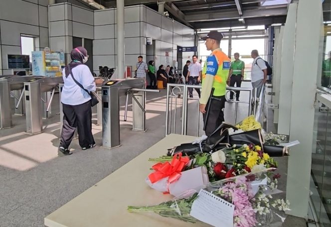 
 Buket Bunga Penuhi Stasiun Bekasi Timur Pascakecelakaan, Aktivitas Penumpang Berangsur Normal