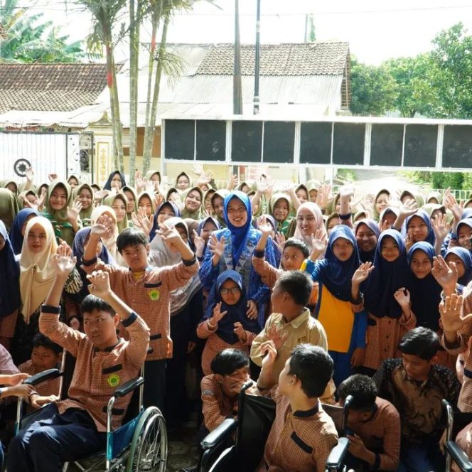 
 Santri SMP MBS Zam-Zam Asah Empati di SLB Aisyiyah Al Walidah