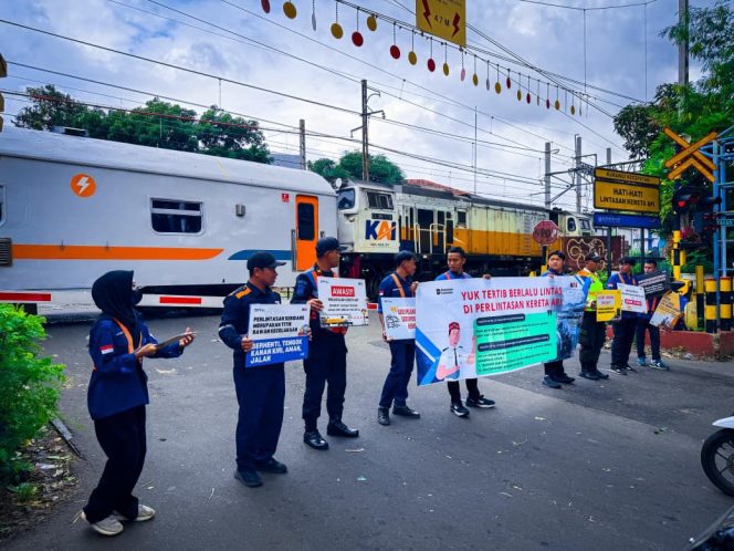 
 Demi Memangkas Waktu, Nyawa Dipertaruhkan di Perlintasan Kereta Api