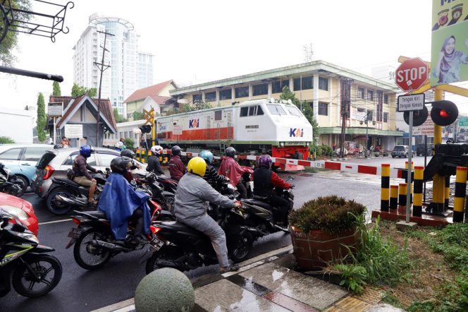 
 KAI Tutup 1.329 Perlintasan Liar Sejak 2021, Imbau Pengguna Jalan Disiplin di Perlintasan Sebidang