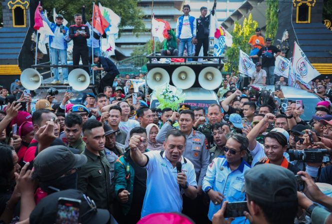 
 Mengakomodasi Aspirasi, Gubernur Jateng Menemui Buruh dan Mahasiswa Pengunjuk Rasa 