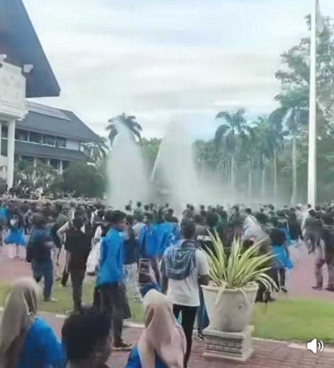 
 Massa Aksi Padati Gedung Gubernur Aceh, Tuntut Pencabutan Pergub JKA 2026