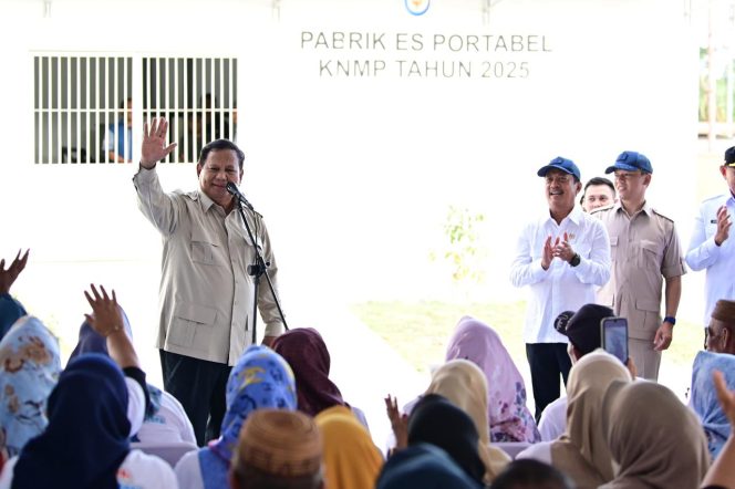 
 Prabowo Didampingi Menteri Trenggono Tinjau KNMP Leato Selatan, Dorong Nelayan Gorontalo Naik Kelas