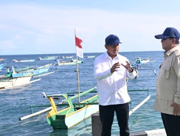 Presiden Prabowo saat mengunjungi  bersama Menteri Kelautan dan Perikanan Sakti Wahyu Trenggono saat meninjau Kampung Nelayan Merah Putih (KNMP) Leato Selatan di Gorontalo beberapa waktu lalu (Foto : Sekretariat Presiden)