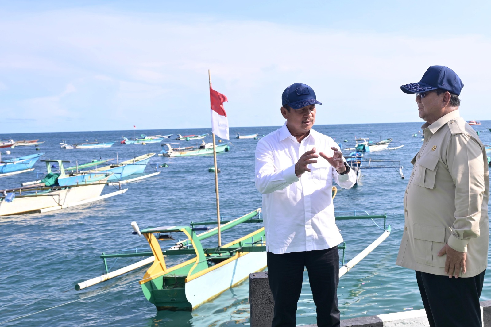 Presiden Prabowo saat mengunjungi bersama Menteri Kelautan dan Perikanan Sakti Wahyu Trenggono saat meninjau Kampung Nelayan Merah Putih (KNMP) Leato Selatan di Gorontalo beberapa waktu lalu (Foto : Sekretariat Presiden)