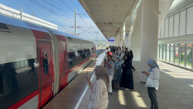 
 Momen Long Weekend, Lebih dari 70 ribu tiket Whoosh Terjual. Penumpang Naik 31% Dibanding Hari Biasa