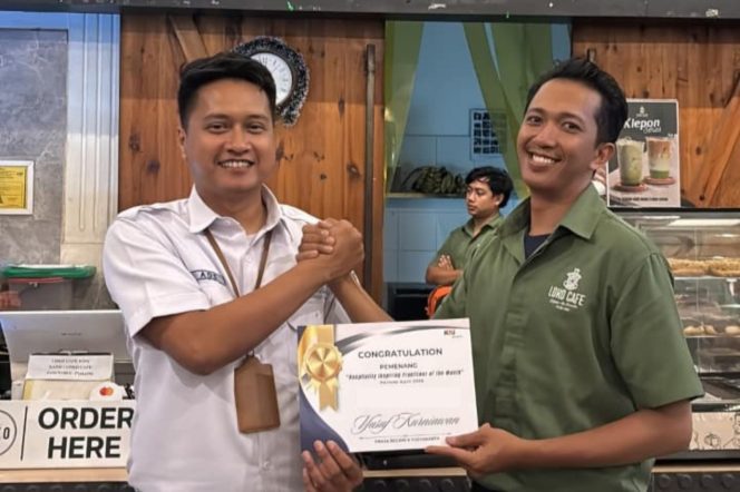 
 Yusuf Kurniawan Raih Penghargaan Inspiring Frontliner of the Month KAI Services April 2026